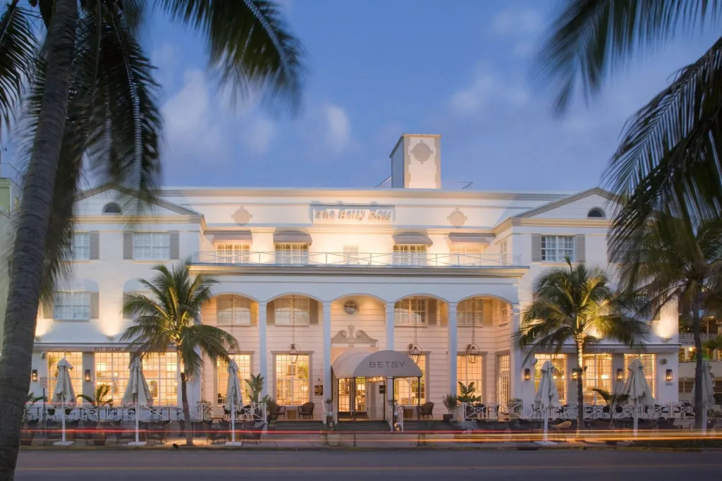 Elivar Rooftop Bar at night with Miami Skyline in backgorund
